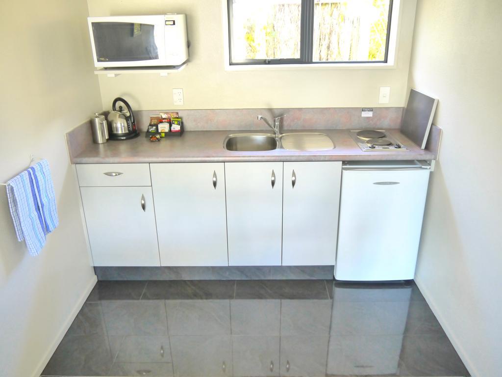 One-Bedroom Apartment Kitchen Spa Bath,291831284:JPEG